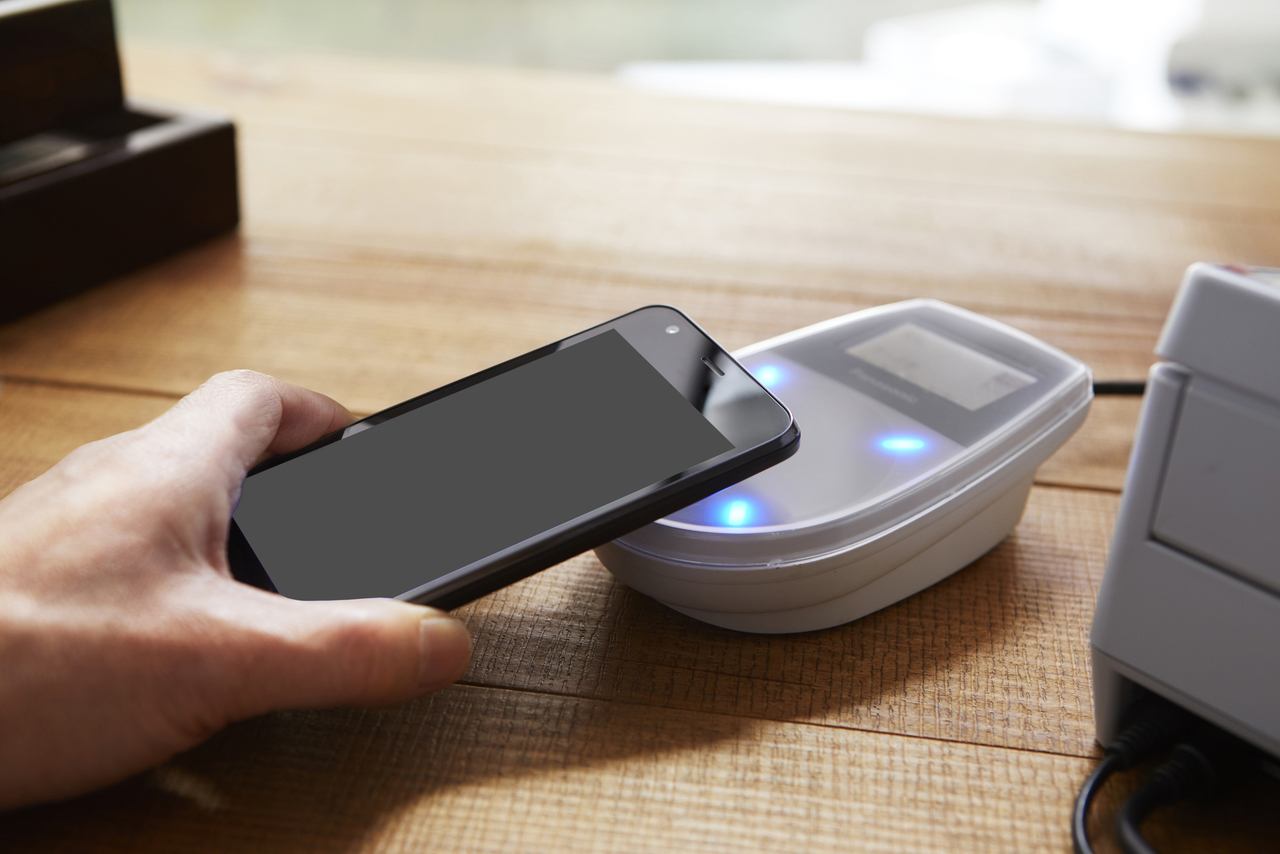 スマートフォンと料金請求書のイメージ