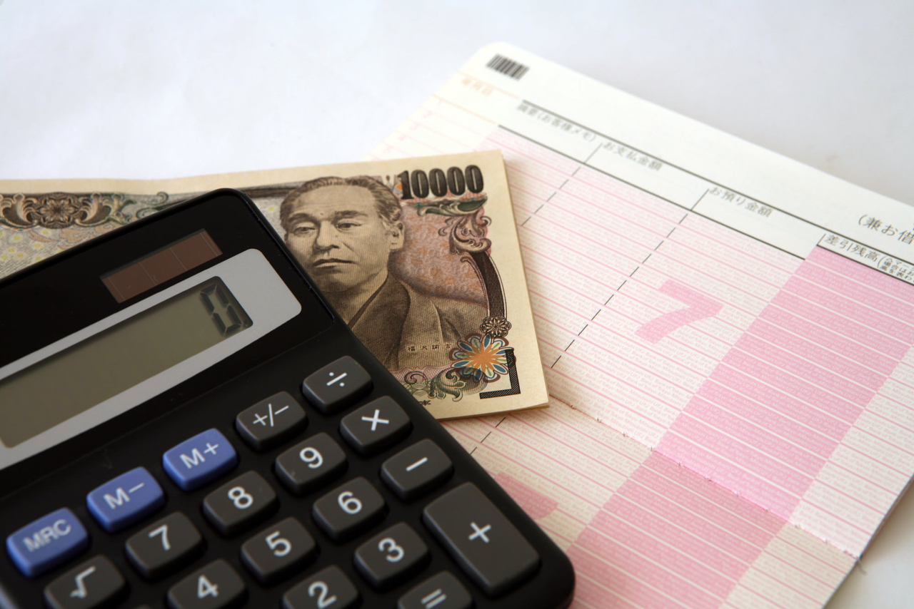 電卓と請求書